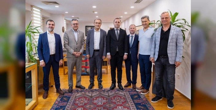 İzmir'in toplu taşıma başarısı uluslararası arenada alkış topladı: Hamburg Zirvesi'ne davet!
