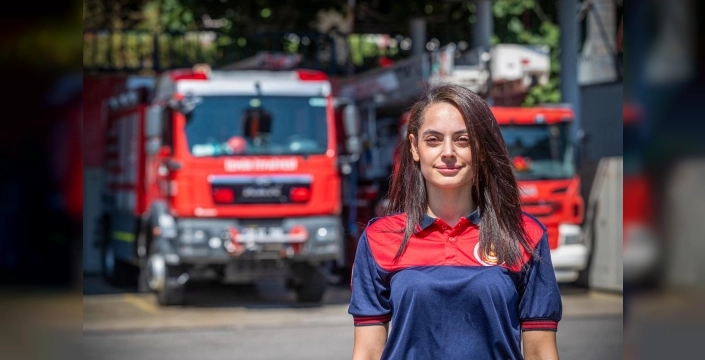İzmir İtfaiyesi'nin ilk kadın şoförü: Ayet Kütükbaş ön yargıları yıkıyor