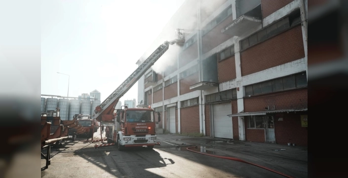 İzmir Limanı'nda nefesler tutuldu: Yangın faciadan döndü!