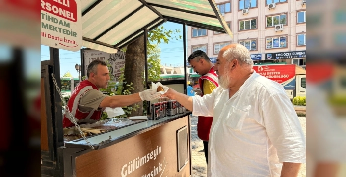 İzmit Belediyesi'nden yaz sıcaklarında serinletici ikramlar