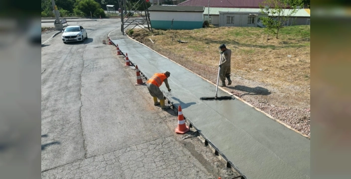 İzmit'te mahalle sakinlerinin yüzü güldü: Gündoğdu'ya yepyeni beton kaldırımlar!
