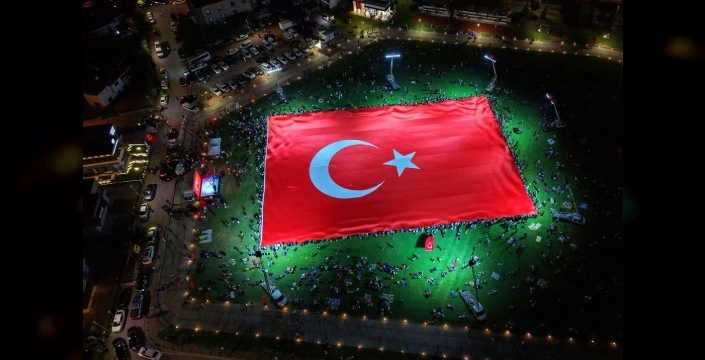 Kayseri Talas'ta dünyanın en büyük Türk bayrağı coşkuyla açıldı