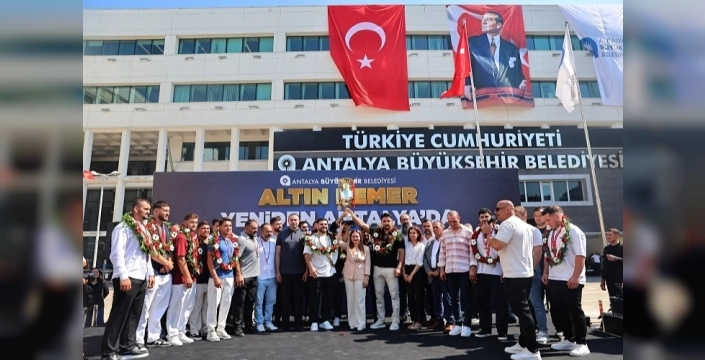Kırkpınar Başpehlivanı Erkan Taş, Antalya'da coşkuyla karşılandı
