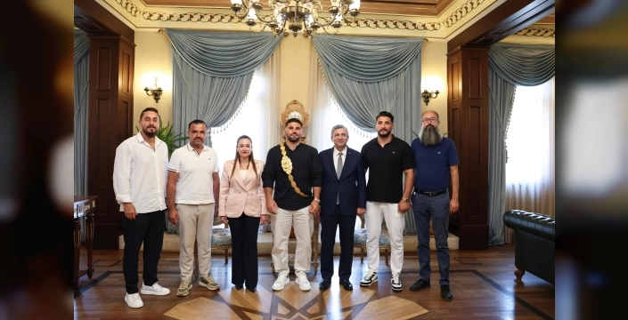Kırkpınar'ın altın kemeri Antalya'ya geldi: Başpehlivan Erkan Taş'tan Vali Şahin'e ziyaret