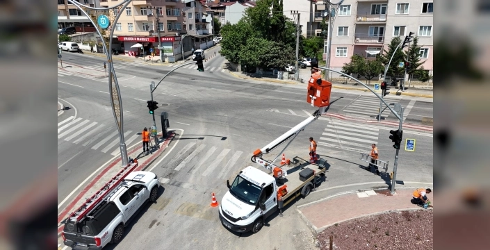 Kocaeli'de ulaşım güvenliği için sinyalizasyon temizliği devam ediyor