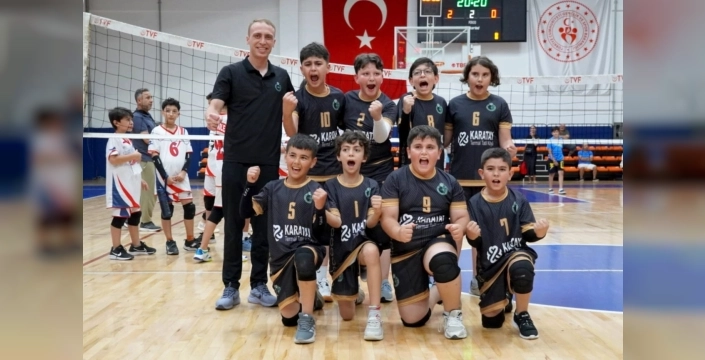 Konya Karatay'ın minik voleybolcuları namağlup şampiyon oldu