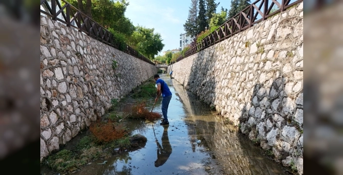 Konyaaltı'nda 'Arı Deresi' temizleniyor: Kötü kokular ve taşkın riski sona eriyor