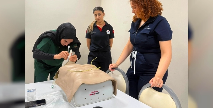 Kozluk Devlet Hastanesi'nde sağlık personeline CPR eğitimi verildi