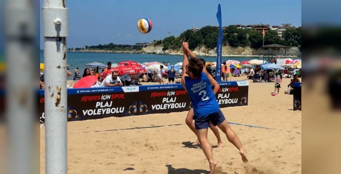 Kumcağız sahili plaj voleyboluyla şenlendi: Kadın ve erkek takımları kıyasıya mücadele etti