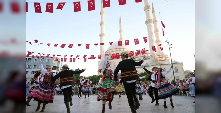 Maltepe’de dünya dansları buluştu: Kültürlerin renkli geçidi