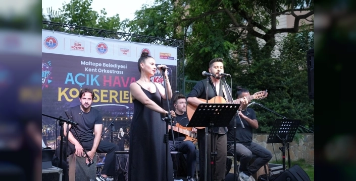 Maltepe'de nostaljik yaz akşamı: 90'ların hitleri sahnede