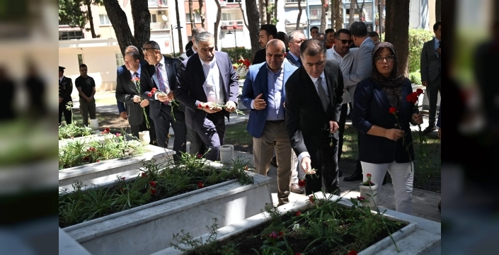 Manisa'da 15 Temmuz ruhu: Şehitler dualarla anıldı, kabirlerine karanfil bırakıldı