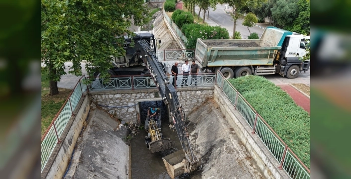 Manisa'da dere ve kanal temizliği ile çevre sağlığı korunuyor