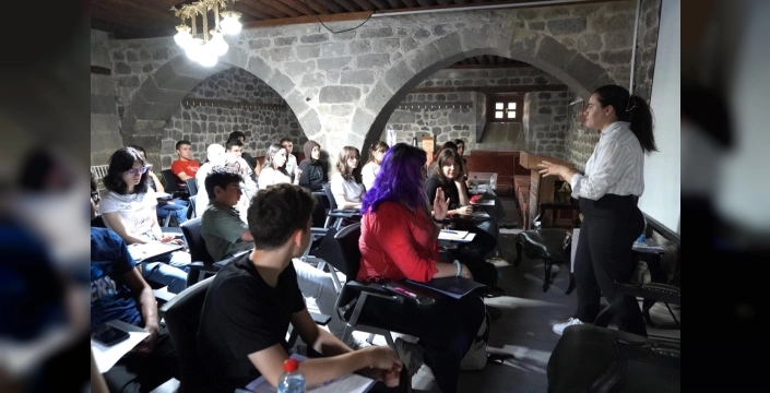 Melikgazi'den gençlere ücretsiz İngilizce 'Speak Up' fırsatı