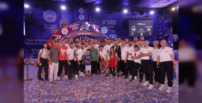 Memduh Büyükkılıç, FIBA 3x3 Lite Quest şampiyonuna kupa takdim etti