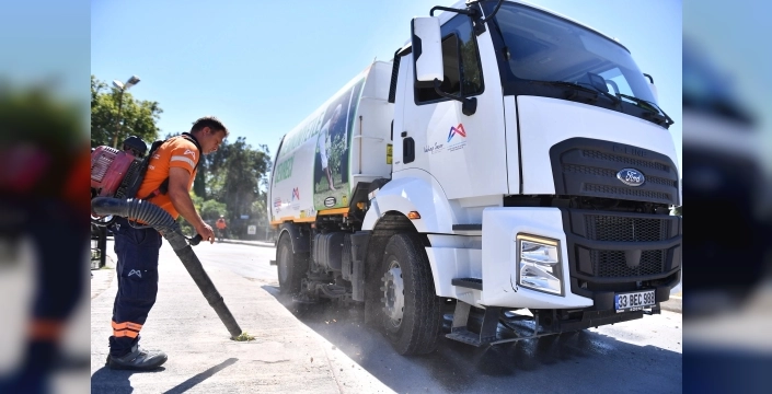Mersin'de temizlikte kesintisiz hizmet anlayışıyla çalışmalar devam ediyor