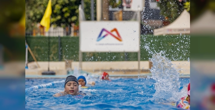 Mersin'de ücretsiz yüzme kurslarına büyük ilgi