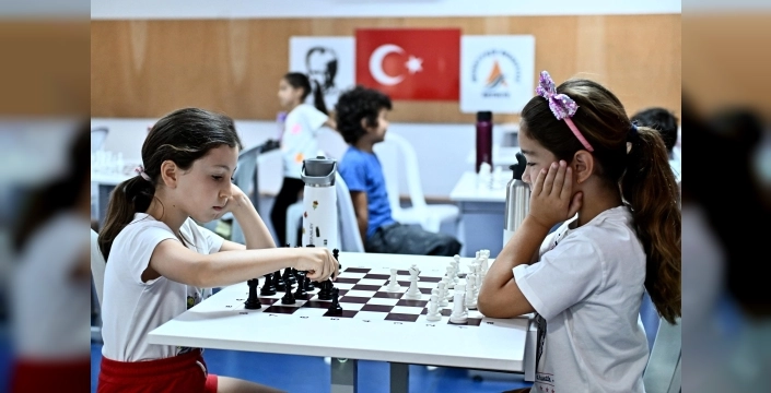 Muratpaşa'da çocuklar, satranç eğitimiyle turnuvalara hazırlanıyor