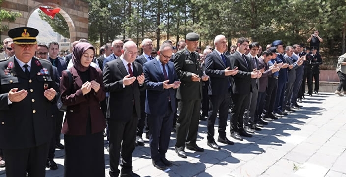 Muş'ta 15 Temmuz'un 10. Yılında Şehitlere Vefa: Aziz Kahramanlar Dualarla Anıldı