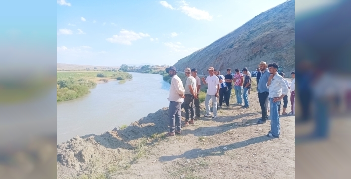 Muş'ta akarsuya düşen iki kardeşten biri hayatını kaybetti, diğeri için arama çalışmaları devam ediyor