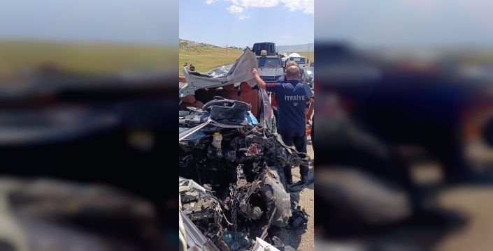 Muş'ta feci kaza: 2 ölü, 1 yaralı