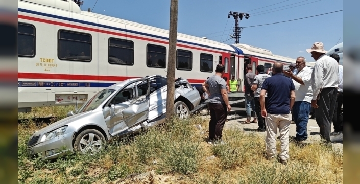 Muş'ta yolcu treni, otomobile çarptı: 3 yaralı
