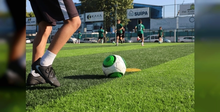 Sakarya'da sporun kalbi yeniden attı: Harmanlıkspor Sahası modern çimlerle buluştu