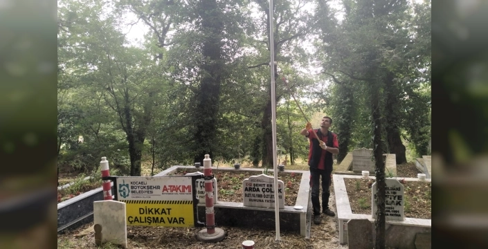Şehitlikteki bayrak direği yenilendi, Türk bayrağı yeniden göndere çekildi