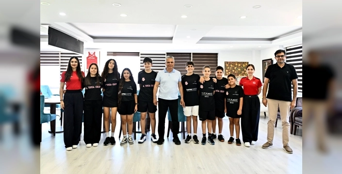 Squash sahalarından zaferle dönen Muratpaşa Belediyespor sporcuları Başkan Uysal'ı gururlandırdı