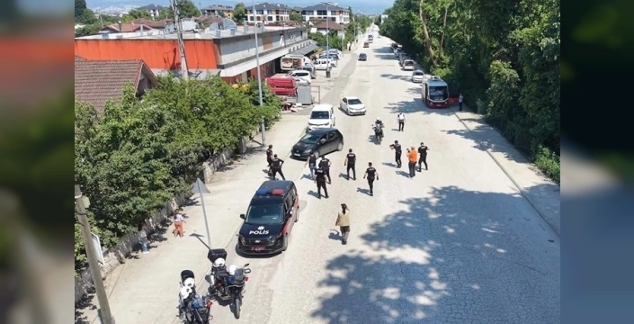 Tatbikat paniği yaşayan miniklere polis şefkati: Korkularını suyla ve tatlı sözlerle dindirdiler