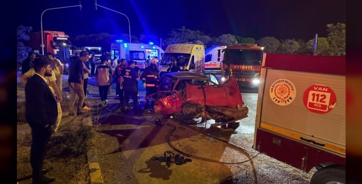 Van'da otomobil kazasında 8 kişi yaralandı