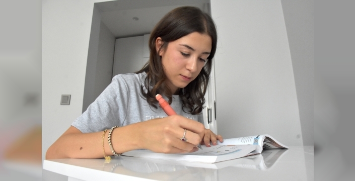 Vanlı Tuana'nın YKS'deki başarısı tıp hayalini alevlendirdi: Türkiye derecesiyle doktor olmak istiyor