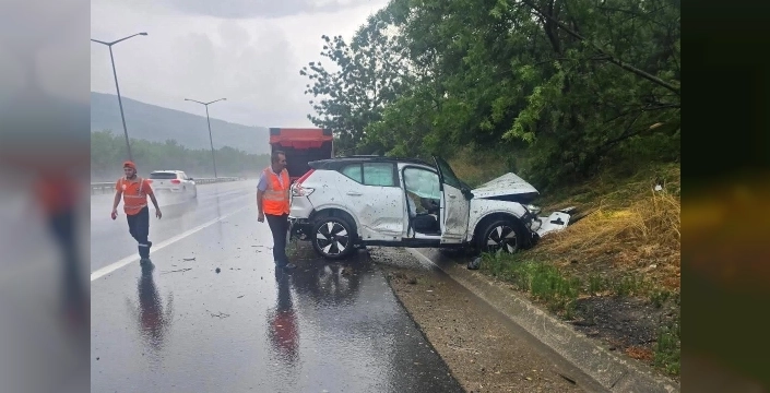 Yağış nedeniyle kontrolden çıkan otomobil kaza yaptı