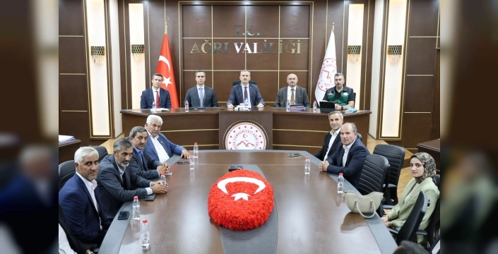 Ağrı Valisi, muhtarlarla katılımcı yönetim toplantısı düzenledi