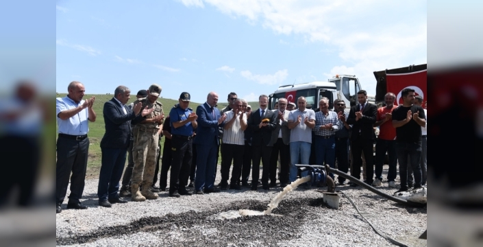 Ardahan'ın Ağzıpek köyü susuzluk derdine son buldu: Sondaj kuyusundan can suyu çıktı