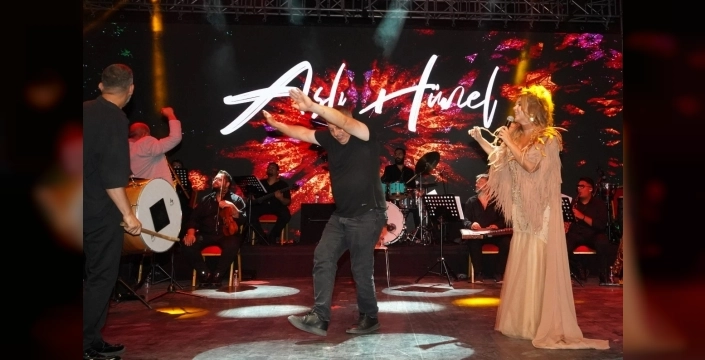 Aslı Hünel, Bursa'da sahne aldı: Huzurevi sakinleri de konserdeydi