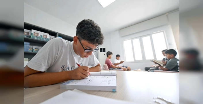 Aydıncık'ta öğrencilere destek veren okuma salonu