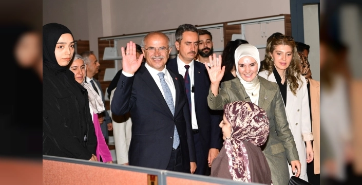Bakan Göktaş Malatya şehir kütüphanesini beğendi
