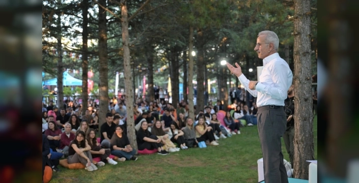 Bakan Uraloğlu gençlerle kariyer buluşmasında
