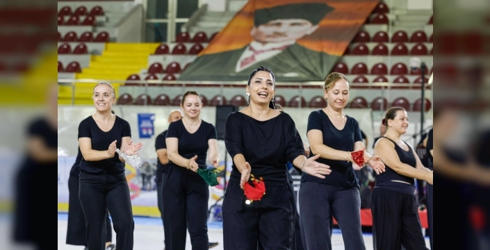 Balkan dansları kursu İzmir'de final yaptı