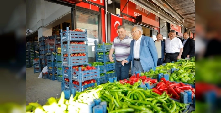Başkan Büyükkılıç hal esnafıyla buluştu