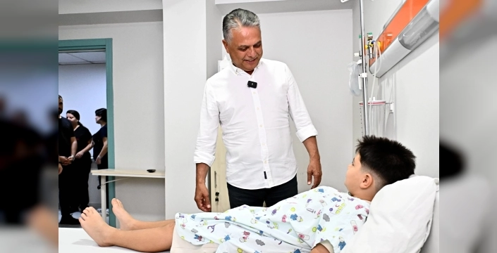 Başkan Uysal, sünnet olan çocukları ziyaret etti