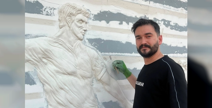 Berat Çelik, heykel sanatıyla mekânları zenginleştiriyor