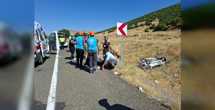 Bingöl'de hafif ticari araç şarampole devrildi, 6 kişi yaralandı