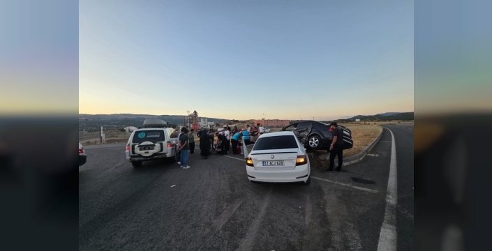 Bingöl'de iki otomobilin çarpışması sonucu 3 yaralı
