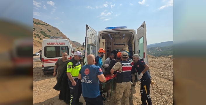 Bingöl'de otomobil hafriyat kamyonuna çarptı: 3 yaralı