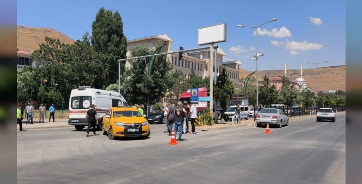 Bingöl'de taksi ile otomobil çarpıştı, 1 yaralı