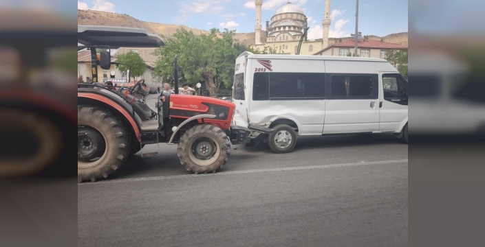 Bingöl'de zincirleme trafik kazasında 4 araç hasar gördü