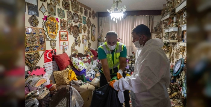 Bornova'da yaşlı bir kişinin evi temizlendi