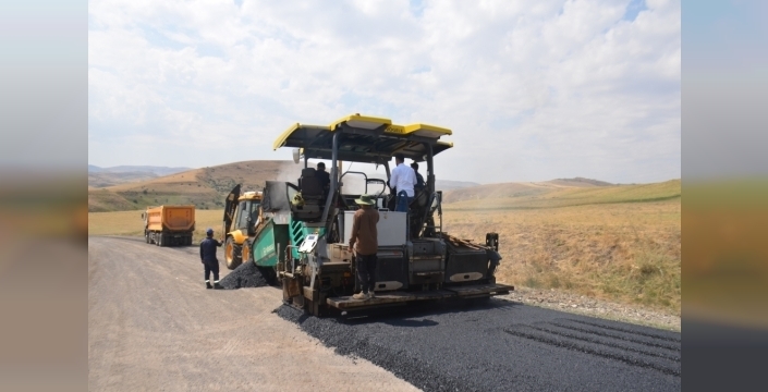 Bulanık'ta 11 köye ulaşım sağlayan yolda sıcak asfalt dökülüyor